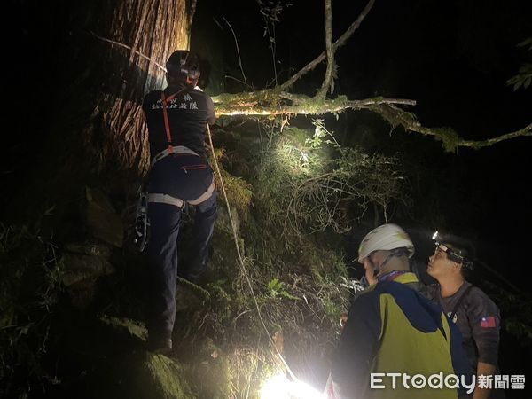 ▲▼12人登山隊入山，女突摔下邊坡「滿臉血」。（圖／記者高堂堯翻攝）