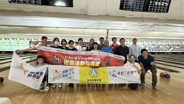 ▲台灣保齡球名將黃瓊瑤，指導視障選手打球。（圖／台北市身心障礙巡迴運動指導團提供）