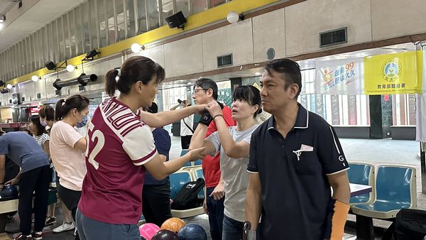 ▲台灣保齡球名將黃瓊瑤，指導視障選手打球。（圖／台北市身心障礙巡迴運動指導團提供）