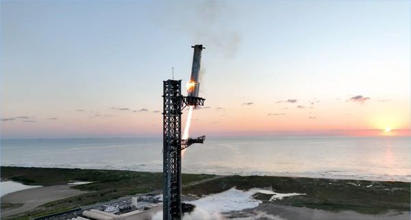 ▲▼SpaceX）今天在德州進行「星艦」（Starship）太空船第5次試射，並首度成功利用發射塔的機械手臂「捕捉」回收第1節的超重型助推火箭，這種回收方式堪稱前所未見。（圖／路透）