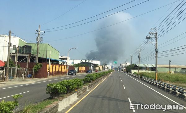 ▲高雄永安一家塑膠工廠發生大火            。（圖／記者吳世龍翻攝）