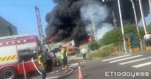 ▲高雄永安區一家塑膠工廠火警，現場濃煙            。（圖／記者吳世龍翻攝）