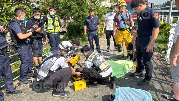 ▲一名女子疑似掉落大排水溝，被救起時意識清楚            。（圖／記者吳世龍攝）