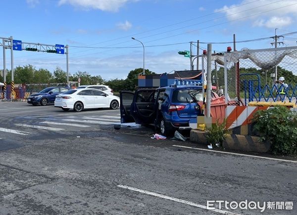 ▲▼小客車被撞至分隔島才停住，所幸僅4人傷（圖／記者楊熾興翻攝）