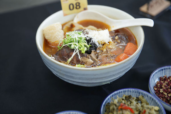 ▲樂齡創意組金牌─竣師父牛肉麵「松露牛肉麵」。（圖／台北市商業處提供）