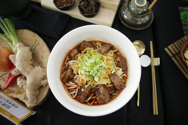 ▲鮮食組紅燒競賽金牌─岩漿火鍋「岩漿蔥燒牛肉麵」。（圖／台北市商業處提供）