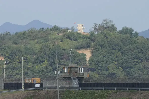 ▲▼從南韓京畿道坡州市，望向對面北韓的軍事哨所。（圖／達志影像／美聯社）