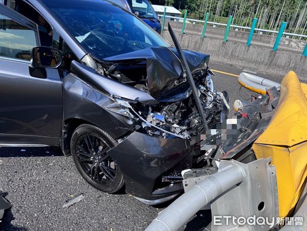 ▲自小客車於國道6號國姓路段衝撞施工緩撞車，造成車上3人受傷送醫。（圖／記者高堂堯翻攝）