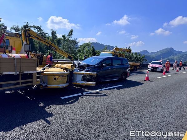 ▲自小客車於國道6號國姓路段衝撞施工緩撞車，造成車上3人受傷送醫。（圖／記者高堂堯翻攝）