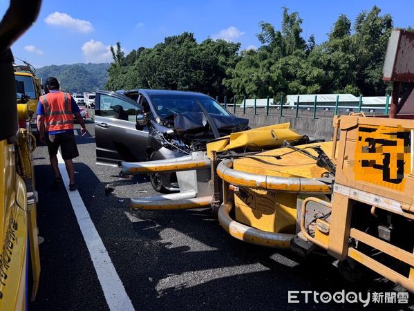 ▲自小客車於國道6號國姓路段衝撞施工緩撞車，造成車上3人受傷送醫。（圖／記者高堂堯翻攝）