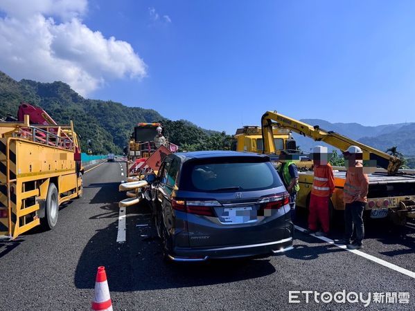 ▲自小客車於國道6號國姓路段衝撞施工緩撞車，造成車上3人受傷送醫。（圖／記者高堂堯翻攝）