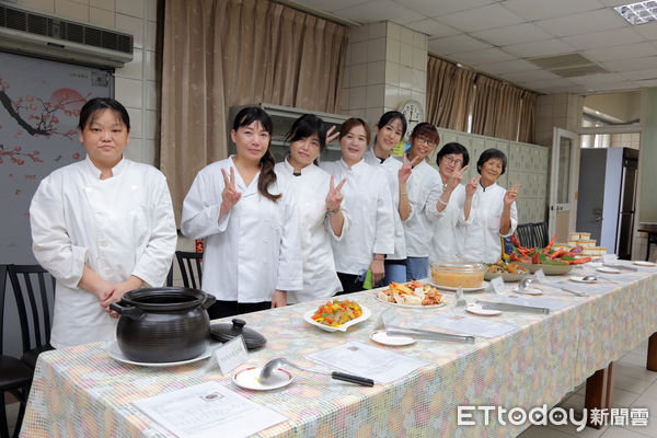 ▲嘉南藥理大學生活保健科技系配合系特色發展，接受台南市勞工局委託辦理「坐月子與藥膳烹飪技能班」職業訓練，14日舉辦結訓典禮，20位學員獲頒結業證書。（圖／記者林東良翻攝，下同）