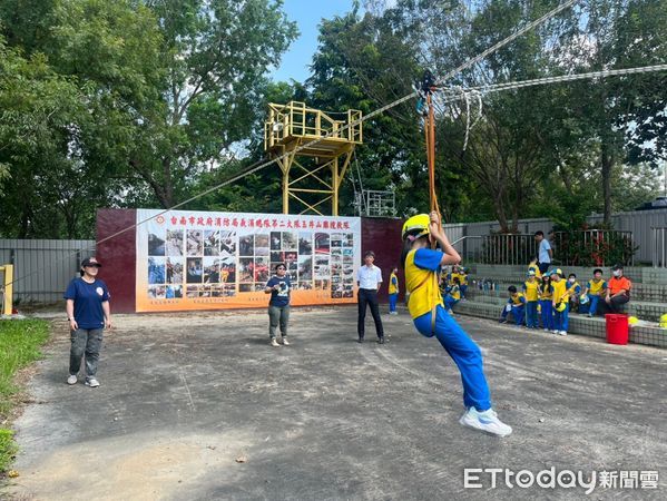 ▲台南市消防局第二大隊玉井分隊，14日配合玉井國小辦理「山難搜救訓練基地介紹體驗與防災宣導」活動。（圖／記者林東良翻攝，下同）