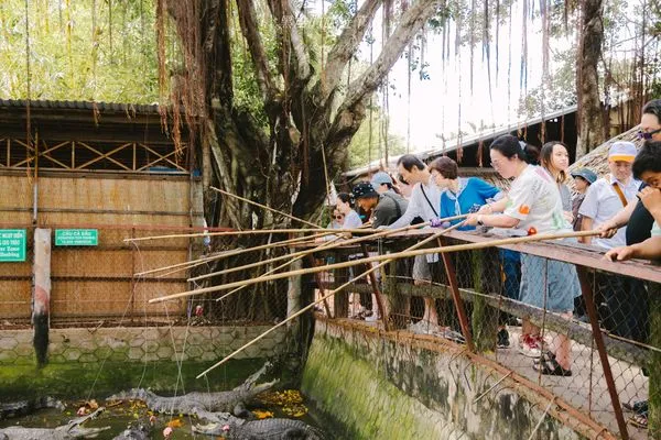 ▲▼湄公河美食餐廳 khu du lich con phung ben tre – Con Phung，體驗釣鱷魚還有品味傳說站立的魚。（黑皮提供）