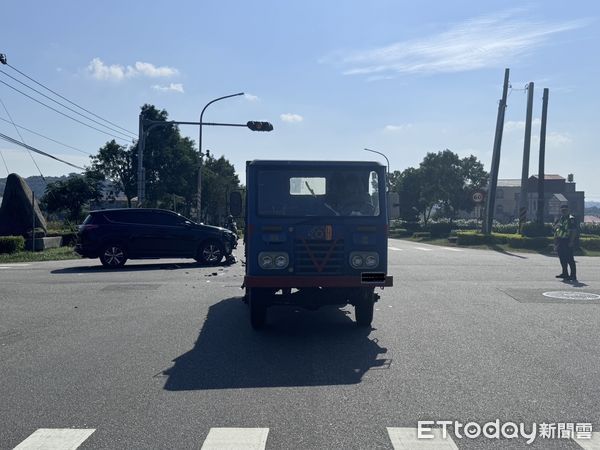 ▲▼金門農業車闖紅燈車禍。（圖／記者林名揚翻攝）