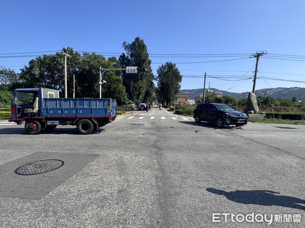 ▲▼金門農業車闖紅燈車禍。（圖／記者林名揚翻攝）