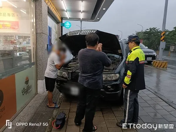 ▲民眾汽車拋錨警方協助排除。（圖／記者楊漢聲翻攝）