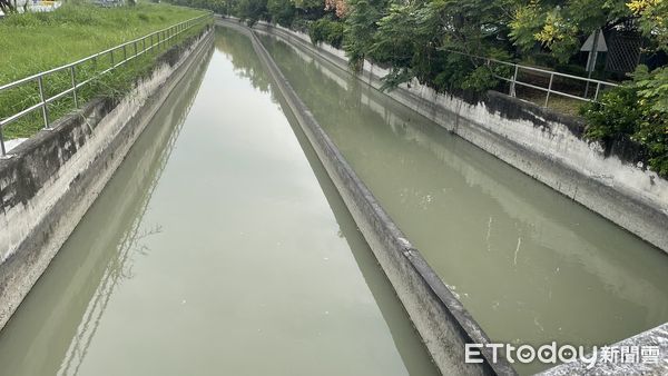 ▲台南市善化區茄拔嘉南大圳水域，14日下午3時6分許傳出有人落水，消防人員到場發現22歲印尼籍女移工已被路人起，無救護需求不必送醫。（圖／民眾提供，下同）