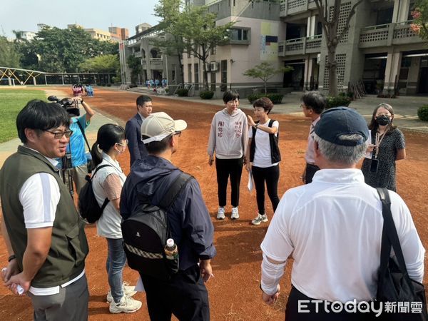 ▲爭取學校運動環境改善，立委陳亭妃、市議員陳怡珍，14日邀集教育部體育署及台南市體育局等單位會勘台南市北區開元國小、大光國小。（圖／記者林東良翻攝，下同）