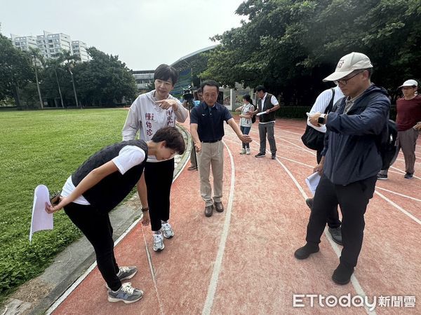 ▲爭取學校運動環境改善，立委陳亭妃、市議員陳怡珍，14日邀集教育部體育署及台南市體育局等單位會勘台南市北區開元國小、大光國小。（圖／記者林東良翻攝，下同）