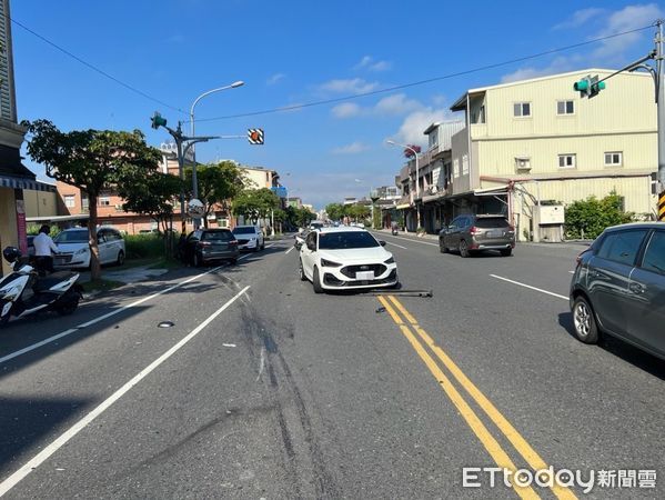 ▲▼連撞對向2車，肇事的黑色休旅車（上圖右）及遭黑車撞的二部白色車。（圖／記者游芳男翻攝，下同）