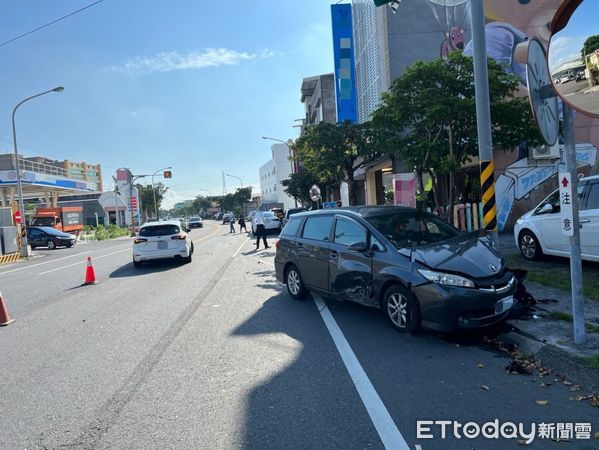 ▲▼連撞對向2車，肇事的黑色休旅車（上圖右）及遭黑車撞的二部白色車。（圖／記者游芳男翻攝，下同）