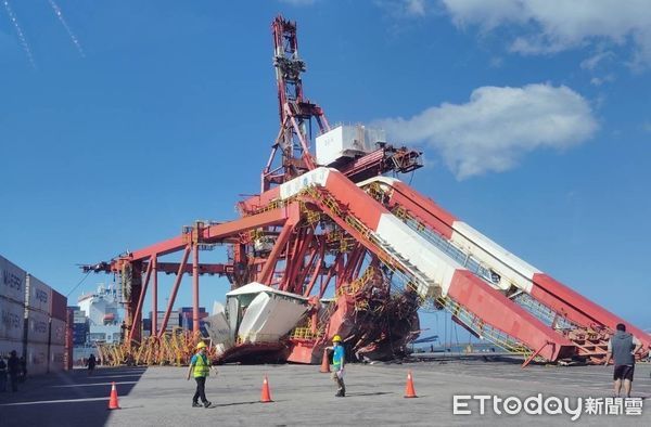 ▲被撞倒的橋式貨櫃起重機，中櫃將儘快拆除。（圖／基隆港務分公司）