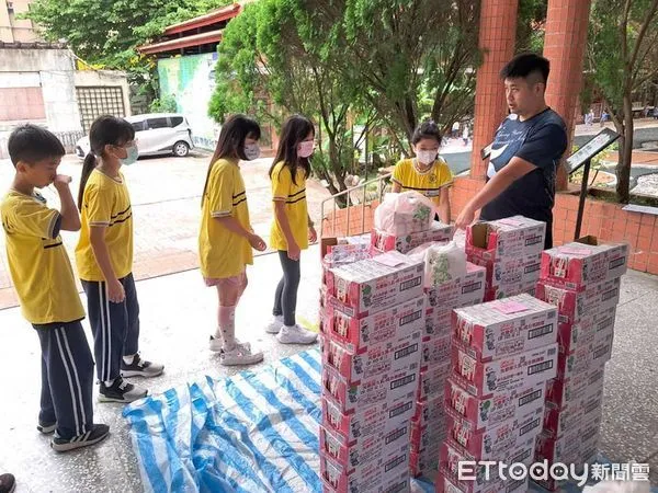 ▲新北市深坑國小發放保久乳給學生。（圖／深坑國小提供）