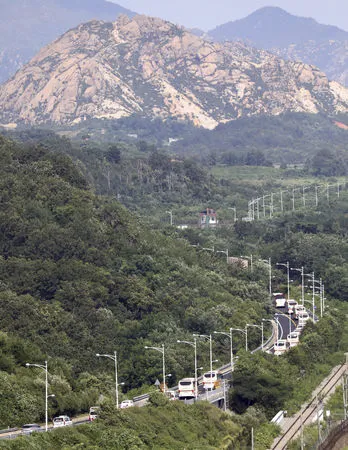 ▲▼南韓江原道高城郡，連結南北韓之間的東海線鐵軌與道路。（圖／達志影像／美聯社）