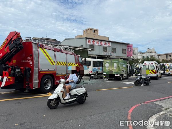 ▲▼ 林口忠孝路發生嚴重的連環車禍           。（圖／記者戴上容翻攝）