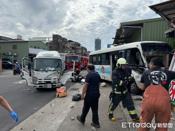 ▲▼ 林口忠孝路發生嚴重的連環車禍           。（圖／記者戴上容翻攝）