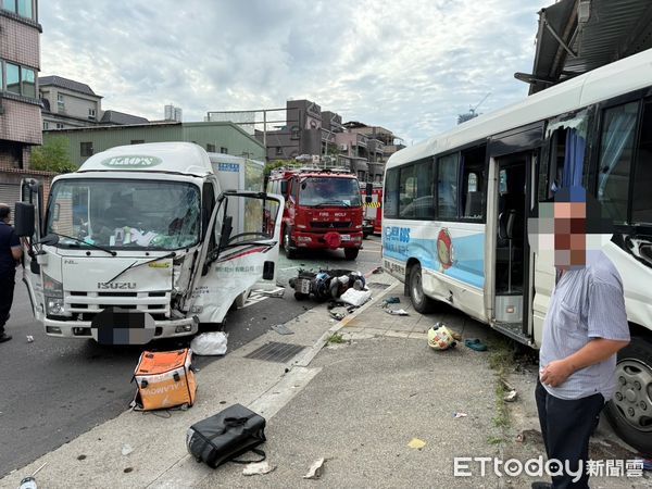 ▲▼ 林口忠孝路發生嚴重的連環車禍           。（圖／記者戴上容翻攝）