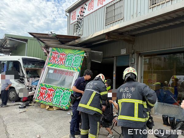 ▲▼ 林口忠孝路發生嚴重的連環車禍           。（圖／記者戴上容翻攝）