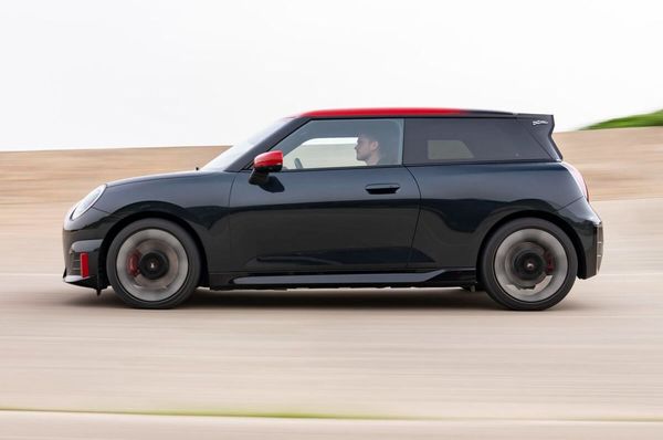 Mini JCW Electric配備單一電動馬達，最大功率達到 190 kW（255 匹馬力），並擁有 342 Nm 的扭力，能夠在 5.9 秒內從靜止加速到 100 公里/小時，極速為 200 公里/小時。