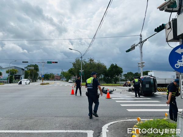 ▲▼黑色休旅車在路口的中央分隔島處，撞機車，也撞斷分隔島警示標誌桿，車頭全毀一度冒煙的右側翻在斑馬線旁。（圖／記者游芳男翻攝，下同）