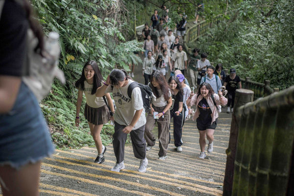 圖二：世新大學校園被仙跡岩登山步道環繞。（圖／世新大學提供）