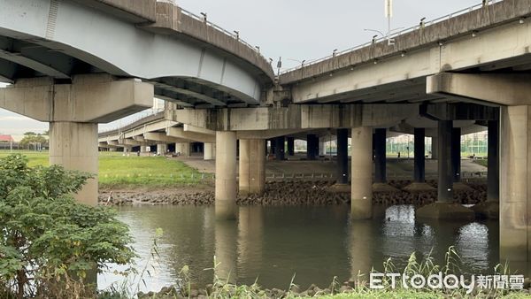 快訊／國道駕駛衝出護欄墜基隆河。（圖／記者黃彥傑攝）