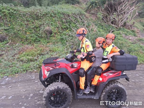 ▲第六岸巡隊員將婦人揹負到入口處，以沙灘車載回安檢所             。（圖／第六岸巡隊提供）