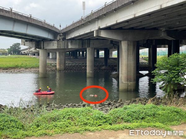 ▲▼        汐五高架轎車墜河     。（圖／記者黃彥傑翻攝）