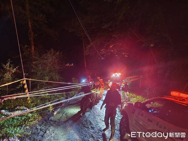 ▲仁愛鄉力行產業道路16日傍晚傳出車輛墜谷，消防人員趕赴現場救援。（圖／記者高堂堯翻攝）