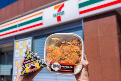 7-11首創「炸醬麵飯糰」大份量飽物超夯