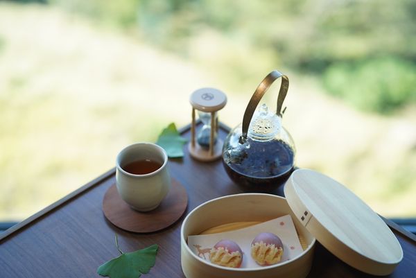 ▲▼早聽聞芒花似雪，但沒想到初秋的「界霧島」會如此夢幻，搭乘纜車緩緩穿過霧島高原，踩在芒花搖曳的小徑去泡湯的過程，是一種秋日限定的浪漫。（圖／部落客妮可魯的飛行日記授權提供，勿擅自翻攝）