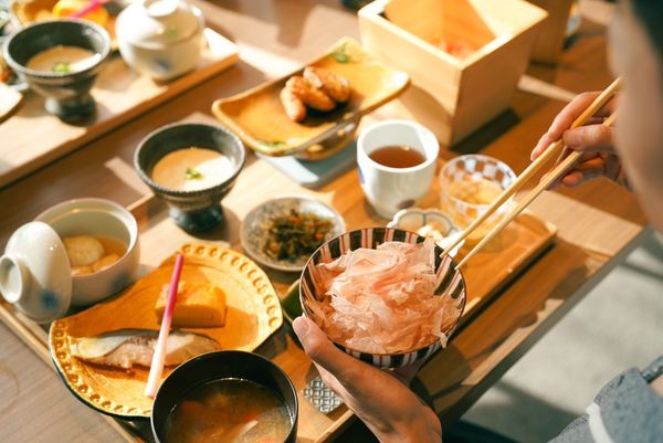 ▲▼早聽聞芒花似雪，但沒想到初秋的「界霧島」會如此夢幻，搭乘纜車緩緩穿過霧島高原，踩在芒花搖曳的小徑去泡湯的過程，是一種秋日限定的浪漫。（圖／部落客妮可魯的飛行日記授權提供，勿擅自翻攝）