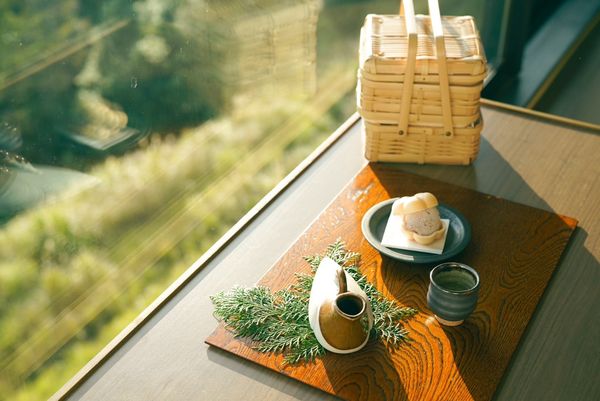 ▲▼早聽聞芒花似雪，但沒想到初秋的「界霧島」會如此夢幻，搭乘纜車緩緩穿過霧島高原，踩在芒花搖曳的小徑去泡湯的過程，是一種秋日限定的浪漫。（圖／部落客妮可魯的飛行日記授權提供，勿擅自翻攝）