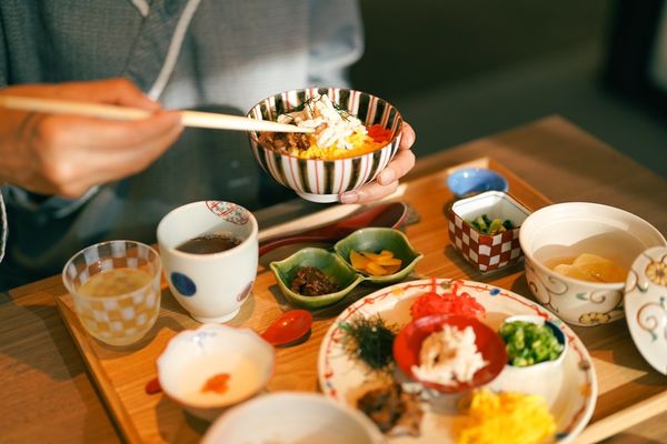 ▲▼早聽聞芒花似雪，但沒想到初秋的「界霧島」會如此夢幻，搭乘纜車緩緩穿過霧島高原，踩在芒花搖曳的小徑去泡湯的過程，是一種秋日限定的浪漫。（圖／部落客妮可魯的飛行日記授權提供，勿擅自翻攝）