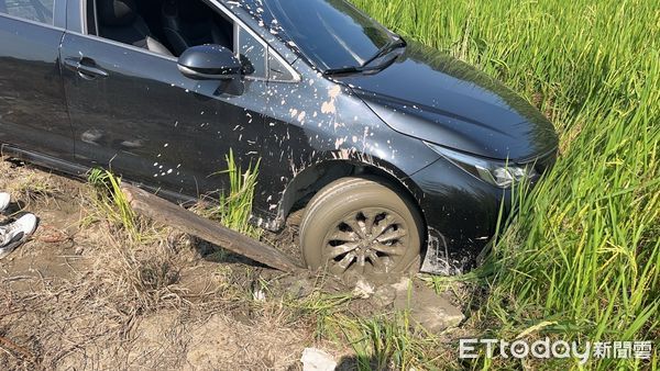 ▲李姓竊嫌開贓車陷入農田，警方到場細心查證揪出不法。（圖／記者楊永盛翻攝）