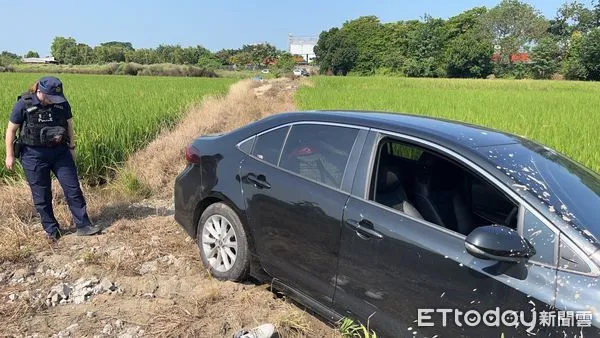 ▲李姓竊嫌開贓車陷入農田，警方到場細心查證揪出不法。（圖／記者楊永盛翻攝）