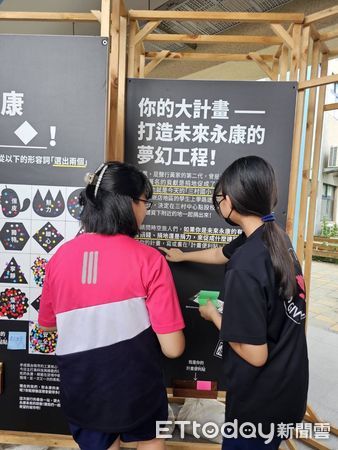 ▲「《台南400+》民間參與計畫」補助的誠美社會企業，舉辦「超時光之門洲仔尾大冒險」巡迴展，14日在永康鹽行國中展出，16日在鹽行國中舉辦武術隊的精采表演中，跟著鹽行國中師生一起來深度開箱展覽。（圖／記者林東良翻攝，下同）