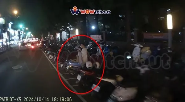 ▲台中1名女子在商圈佔停車格，連喊「我等人」，警方表示依法可開罰500元。（圖／wowtchout提供）