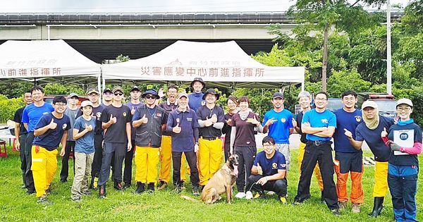 ▲桃園市消防局特搜大隊搜救犬小組上月參加在新竹市消防局舉辦的IRO國際搜救犬組織認證考試，3隻搜救犬通過率高達100%。（圖／桃園市消防局提供）